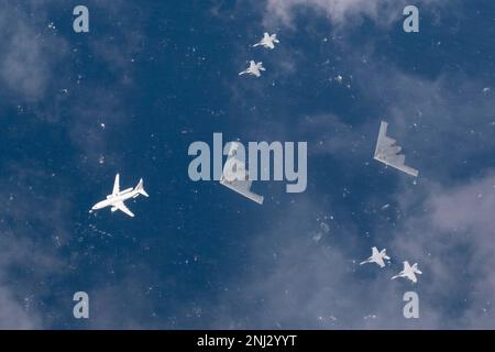 Während einer Bomber-Task-Force-Mission, zwei U.S. Die Spirits der Air Force B-2 fliegen neben vier Royal Australian Air Force EA-18G Growlers und einem RAAF E-7A Wedgetail an der östlichen australischen Küste am 4. August 2022. Bilaterale Ausbildungsmissionen verbessern die gemeinsame und multilaterale Bereitschaft, was es den USA ermöglicht Das Kommando Indo-Pacific soll auf jede mögliche Krise in der Region gemeinsam mit den Alliierten und Partnern reagieren, um ein freies und offenes Indo-Pacific zu unterstützen. Stockfoto