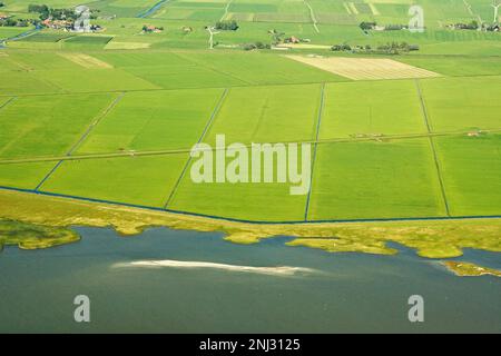 Luchtfoto van de Friese IJsselmeerkust; Luftbild des friesischen Ijsselmeerküste Stockfoto