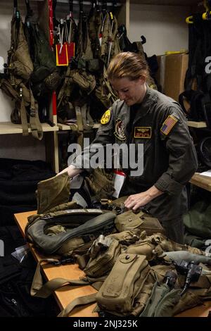 NAVAL STATION ROTA, Spanien (4. August 2022) Naval Aircrewman (taktischer Hubschrauber) 1. Klasse Krystal Stahl, zugewiesen zu Helicopter Maritime Strike Squadron 79, überprüft ihre Ausrüstung vor dem Flug, 4. August 2022. Stockfoto