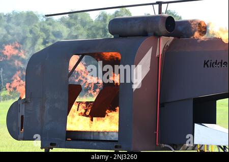 Feuerwehrleute der 908. Bauingenieurstaffel reisten nach Ft. BENNING 4. August 2022, um eine Ausbildung am Arbeitsplatz durchzuführen, bei der ein Helikopterfeuer simuliert wird, um den Übergang des 908. Luftwaffenflügels von einer taktischen C-130-Luftwaffenmission zur Hubschrauberübungsmission MH-139A Grey Wolf mit Drehflügeln vorzubereiten. Für viele war dies ihr erstes Training auf einem Hubschrauber. Stockfoto