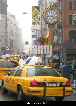 Ein typisches gelbes Taxi in Downtown Manhattan von New York. Diese Taxis sind ein Symbol für den Blick auf den großen Apfel auf der Straße Stockfoto