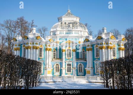 PUSCHKIN, RUSSLAND - 21. FEBRUAR 2023: Das Eremitage-Pavillon-Gebäude an einem Wintertag. Tsarskoye Selo (Puschkin), Russland Stockfoto