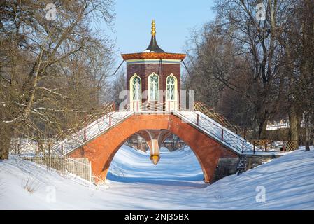 PUSCHKIN, RUSSLAND - 21. FEBRUAR 2023: Nahaufnahme Brücke überqueren. Tsarskoye Selo (Puschkin), Russland Stockfoto