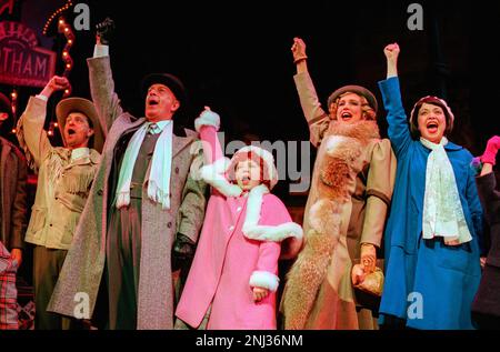 Von der 2. links: Kevin Colson (Oliver „Daddy“ Warbucks), Charlene Barton (Annie), Kate Normington (Grace Farrell), Louisa McCarthy (Cecille) in ANNIE im Victoria Palace Theatre, London SW1 01/10/1998 Buch: Thomas Meehan Musik: Charles Verwenden Sie die Texte: Martin Charnin Design: Kenneth Foy Kostüme: Theoni KV Aldredredge Beleuchtung: Original Peter Gennaro Direktor: Martin Charnin Stockfoto