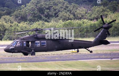 Eine Besatzung des 106. Aviation Regiment, Illinois Army National Guard, nimmt am 4. August 2022 an den Modernisierungsbemühungen der Armee in Fort McCoy, Wis. Teil, indem sie den Hubschrauber UH–60V Black Hawk während der Vorbereitung auf einen bevorstehenden Einsatz operativ testet. Als der neueste Hubschrauber in das Inventar der Armee eingeführt wurde, begann der UH-60V 2021 mit dem Einsatz für den 106., nachdem das Gerät als erstes Gerät der Armee mit dem neuen Black Hawk ausgestattet wurde. Laut dem Operationellen Testkommando der US-Armee befanden sich Flieger, Besatzungsmitglieder und Hilfspersonal mit den 106. im Operat von Fort McCoy Stockfoto