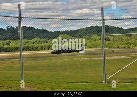 Eine Besatzung des 106. Aviation Regiment, Illinois Army National Guard, nimmt am 4. August 2022 an den Modernisierungsbemühungen der Armee in Fort McCoy, Wis. Teil, indem sie den Hubschrauber UH–60V Black Hawk während der Vorbereitung auf einen bevorstehenden Einsatz operativ testet. Als der neueste Hubschrauber in das Inventar der Armee eingeführt wurde, begann der UH-60V 2021 mit dem Einsatz für den 106., nachdem das Gerät als erstes Gerät der Armee mit dem neuen Black Hawk ausgestattet wurde. Laut dem Operationellen Testkommando der US-Armee befanden sich Flieger, Besatzungsmitglieder und Hilfspersonal mit den 106. im Operat von Fort McCoy Stockfoto