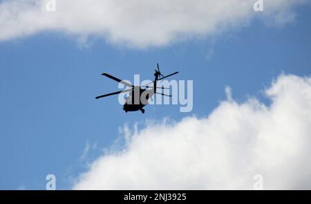 Eine Besatzung des 106. Aviation Regiment, Illinois Army National Guard, nimmt am 4. August 2022 an den Modernisierungsbemühungen der Armee in Fort McCoy, Wis. Teil, indem sie den Hubschrauber UH–60V Black Hawk während der Vorbereitung auf einen bevorstehenden Einsatz operativ testet. Als der neueste Hubschrauber in das Inventar der Armee eingeführt wurde, begann der UH-60V 2021 mit dem Einsatz für den 106., nachdem das Gerät als erstes Gerät der Armee mit dem neuen Black Hawk ausgestattet wurde. Laut dem Operationellen Testkommando der US-Armee befanden sich Flieger, Besatzungsmitglieder und Hilfspersonal mit den 106. im Operat von Fort McCoy Stockfoto