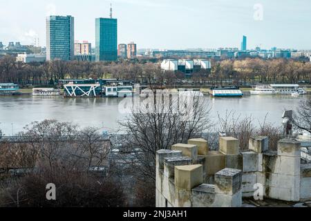 Die Skyline der Stadt am nebligen Morgen, Belgrad, Serbien. Stockfoto