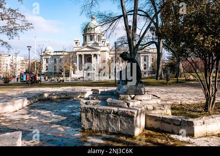 Regierungsgebäude des serbischen Parlaments am sonnigen Wintertag. Stockfoto