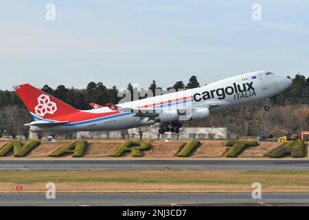 Präfektur Chiba, Japan - 19. Dezember 2020: Cargolux Italia Boeing B747-400F (LX-SCV) Frachter. Stockfoto