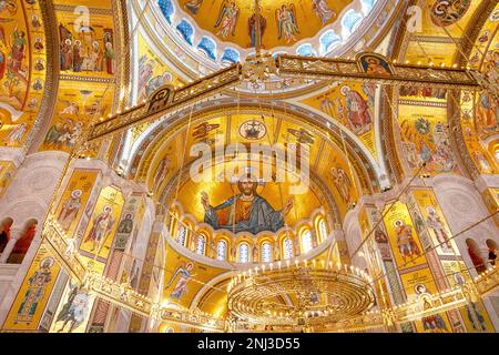 Herrliches orthodoxes Mosaiksymbol im Tempel der Heiligen Sava, Belgrad Serbien. Balkan. Stockfoto