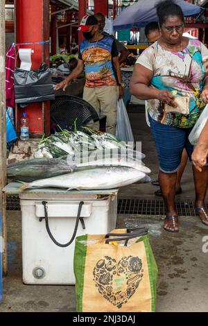 Angeln im Sir Selwyn Selwyn-Clarke Market, Victoria, Mahe Island, Seychellen Stockfoto