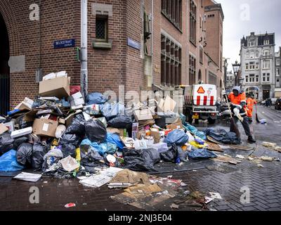 AMSTERDAM - Müllsammler räumen das Zentrum von Amsterdam auf, nachdem niederländische Gemeinden und Gewerkschaften eine grundsätzliche Vereinbarung über einen neuen Tarifvertrag für kommunale Mitarbeiter getroffen haben. Im Stadtzentrum von Amsterdam nahm die Menge an Müll auf den Straßen während des Streiks zu und Berge von Müllsäcken entstanden. ANP RAMON VAN FLYMEN niederlande raus - belgien raus Stockfoto