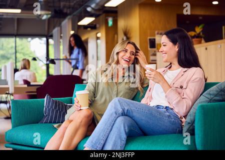 Zwei Geschäftsfrauen, Die Sich Informell Im Sitzbereich Von Modern Office Treffen Stockfoto