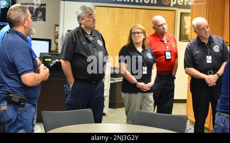 Crane Army and Naval Support Activity Crane begrüßte kürzlich die Konferenz des Indiana Department of Homeland Security District 10. Die Besucher besichtigten verschiedene Betriebsabläufe und diskutierten Best Practices für gemeinsame Verfahren, einschließlich Richtlinien für das Notfallmanagement und Logistik. Der IDHS-Distrikt 10 umfasst ein Gebiet mit 12 Bezirken im Süden Indianas. Gastgeber der Konferenz war das Martin County Emergency Management. Stockfoto