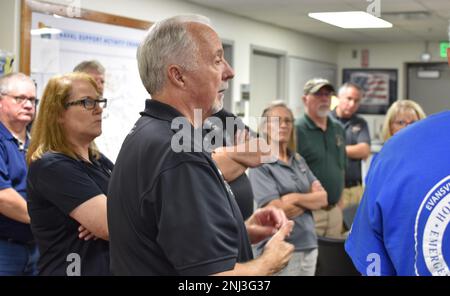 Crane Army and Naval Support Activity Crane begrüßte kürzlich die Konferenz des Indiana Department of Homeland Security District 10. Die Besucher besichtigten verschiedene Betriebsabläufe und diskutierten Best Practices für gemeinsame Verfahren, einschließlich Richtlinien für das Notfallmanagement und Logistik. Der IDHS-Distrikt 10 umfasst ein Gebiet mit 12 Bezirken im Süden Indianas. Gastgeber der Konferenz war das Martin County Emergency Management. Stockfoto