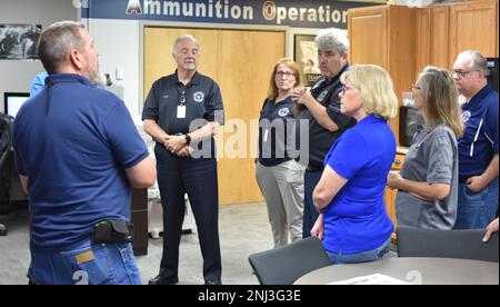 Crane Army and Naval Support Activity Crane begrüßte kürzlich die Konferenz des Indiana Department of Homeland Security District 10. Die Besucher besichtigten verschiedene Betriebsabläufe und diskutierten Best Practices für gemeinsame Verfahren, einschließlich Richtlinien für das Notfallmanagement und Logistik. Der IDHS-Distrikt 10 umfasst ein Gebiet mit 12 Bezirken im Süden Indianas. Gastgeber der Konferenz war das Martin County Emergency Management. Stockfoto