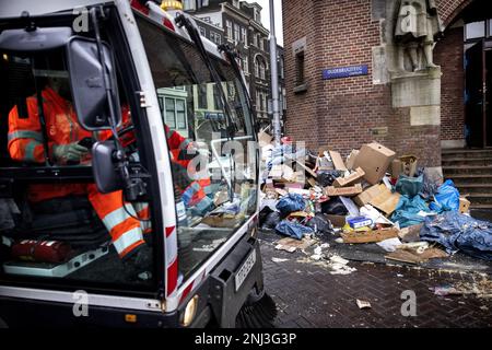 AMSTERDAM - Müllsammler räumen das Zentrum von Amsterdam auf, nachdem niederländische Gemeinden und Gewerkschaften eine grundsätzliche Vereinbarung über einen neuen Tarifvertrag für kommunale Mitarbeiter getroffen haben. Im Stadtzentrum von Amsterdam nahm die Menge an Müll auf den Straßen während des Streiks zu und Berge von Müllsäcken entstanden. ANP RAMON VAN FLYMEN niederlande raus - belgien raus Stockfoto