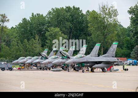 USA Die Air Force F-16 Fighting Falcons, die dem 180. Kampfflugflügel der Ohio Nationalgarde zugeteilt ist, sitzt während einer Trainingsübung auf der 180FW in Swanton, Ohio, 4. August 2022 an der Fluglinie. Bei der Übung handelt es sich um eine umfassende Bewertung der raschen Erzeugung und Bewegung von Personal und Ausrüstung, wobei die Fähigkeit des Flügels bewertet wird, einsatzbereites Personal, Luftfahrzeuge und Unterstützungsausrüstung zu verpacken, vorzubereiten und einzusetzen, während er in einer umstrittenen und gestörten Umgebung tätig ist. Stockfoto