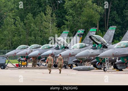 USA Die Air Force F-16 Fighting Falcons, die dem 180. Kampfflugflügel der Ohio Nationalgarde zugeteilt ist, sitzt während einer Trainingsübung auf der 180FW in Swanton, Ohio, 4. August 2022 an der Fluglinie. Bei der Übung handelt es sich um eine umfassende Bewertung der raschen Erzeugung und Bewegung von Personal und Ausrüstung, wobei die Fähigkeit des Flügels bewertet wird, einsatzbereites Personal, Luftfahrzeuge und Unterstützungsausrüstung zu verpacken, vorzubereiten und einzusetzen, während er in einer umstrittenen und gestörten Umgebung tätig ist. Stockfoto