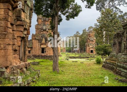 Die Rückseite des Prasat Suor Prat aus dem 12. Jahrhundert befindet sich neben einem Khleangs, oder Lagerraum, gegenüber der Elefantenterrasse in Angkor Thom in Kambodscha. Stockfoto