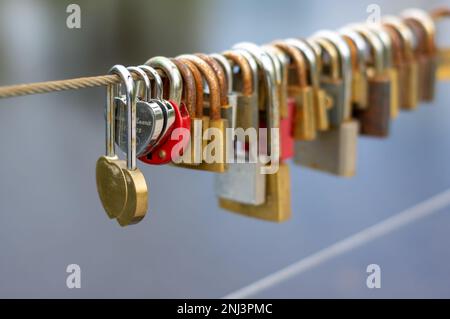 Hochzeitsvorhängeschlösser mit Herzform auf einer Hängebrücke Stockfoto