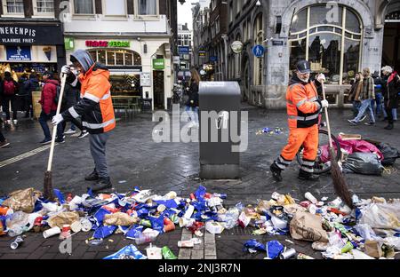 AMSTERDAM - Müllsammler räumen das Zentrum von Amsterdam auf, nachdem niederländische Gemeinden und Gewerkschaften eine grundsätzliche Vereinbarung über einen neuen Tarifvertrag für kommunale Mitarbeiter getroffen haben. Im Stadtzentrum von Amsterdam nahm die Menge an Müll auf den Straßen während des Streiks zu und Berge von Müllsäcken entstanden. ANP RAMON VAN FLYMEN niederlande raus - belgien raus Stockfoto