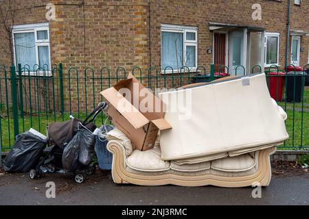 Chalvey, Slough, Berkshire, Großbritannien. 22. Februar 2023. Ein Sofa mit fliegendem Tipp auf einem Bürgersteig in Chalvey. Trotz der Hinweise des Slough Borough Council in Chalvey, die darauf hinweisen, dass das Gebiet überwacht wird, ist Flugtipps weiterhin eine Bedrohung. Chalvey hat eine Müllkippe, die kostenlos für die Bewohner verwendet werden kann, und dennoch findet das Fliegenkippen täglich in Chalvey und Slough statt. Flugtipp kann sowohl zu Bußgeldern als auch zu Freiheitsstrafen führen. Kredit: Maureen McLean/Alamy Live News Stockfoto