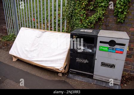 Chalvey, Slough, Berkshire, Großbritannien. 22. Februar 2023. Eine Bettenbasis mit fliegender Spitze auf einem Gehweg in Chalvey. Trotz der Hinweise des Slough Borough Council in Chalvey, die darauf hinweisen, dass das Gebiet überwacht wird, ist Flugtipps weiterhin eine Bedrohung. Chalvey hat eine Müllkippe, die kostenlos für die Bewohner verwendet werden kann, und dennoch findet das Fliegenkippen täglich in Chalvey und Slough statt. Flugtipp kann sowohl zu Bußgeldern als auch zu Freiheitsstrafen führen. Kredit: Maureen McLean/Alamy Live News Stockfoto