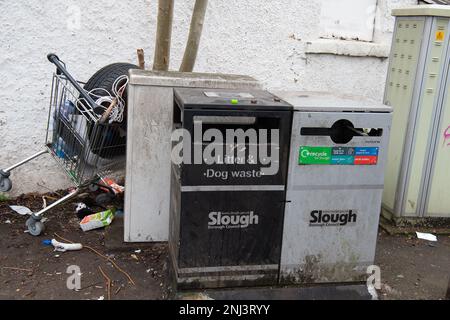 Chalvey, Slough, Berkshire, Großbritannien. 22. Februar 2023. Ein Einkaufswagen mit fliegendem Trinkgeld, mit einem Reifen und Müll, der auf einem Bürgersteig in Chalvey abgeladen wurde. Trotz der Hinweise des Slough Borough Council in Chalvey, die darauf hinweisen, dass das Gebiet überwacht wird, ist Flugtipps weiterhin eine Bedrohung. Chalvey hat eine Müllkippe, die kostenlos für die Bewohner verwendet werden kann, und dennoch findet das Fliegenkippen täglich in Chalvey und Slough statt. Flugtipp kann sowohl zu Bußgeldern als auch zu Freiheitsstrafen führen. Kredit: Maureen McLean/Alamy Live News Stockfoto