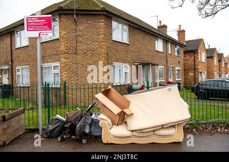 Chalvey, Slough, Berkshire, Großbritannien. 22. Februar 2023. Ein Sofa mit fliegendem Tipp auf einem Bürgersteig in Chalvey. Trotz der Hinweise des Slough Borough Council in Chalvey, die darauf hinweisen, dass das Gebiet überwacht wird, ist Flugtipps weiterhin eine Bedrohung. Chalvey hat eine Müllkippe, die kostenlos für die Bewohner verwendet werden kann, und dennoch findet das Fliegenkippen täglich in Chalvey und Slough statt. Flugtipp kann sowohl zu Bußgeldern als auch zu Freiheitsstrafen führen. Kredit: Maureen McLean/Alamy Live News Stockfoto