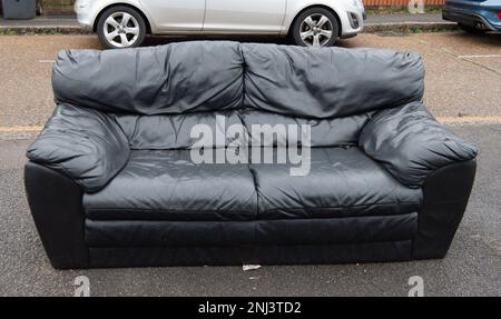 Chalvey, Slough, Berkshire, Großbritannien. 22. Februar 2023. Ein Sofa, das auf einem Bürgersteig in Chalvey abgestellt wurde. Chalvey hat eine Müllkippe, die kostenlos für die Bewohner verwendet werden kann, und dennoch findet das Fliegenkippen täglich in Chalvey und Slough statt. Flugtipp kann sowohl zu Bußgeldern als auch zu Freiheitsstrafen führen. Kredit: Maureen McLean/Alamy Live News Stockfoto