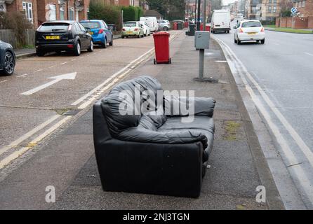 Chalvey, Slough, Berkshire, Großbritannien. 22. Februar 2023. Ein Sofa, das auf einem Bürgersteig in Chalvey abgestellt wurde. Chalvey hat eine Müllkippe, die kostenlos für die Bewohner verwendet werden kann, und dennoch findet das Fliegenkippen täglich in Chalvey und Slough statt. Flugtipp kann sowohl zu Bußgeldern als auch zu Freiheitsstrafen führen. Kredit: Maureen McLean/Alamy Live News Stockfoto