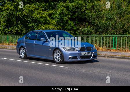 L4OSP BMW 2011 grau 320i M Sport; Vehicular Traffic Moving Vehicles, Autos, die Fahrzeuge auf britischen Straßen fahren, Motoren, Autofahren in Manchester, Großbritannien Stockfoto