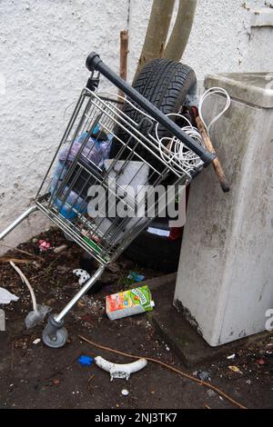 Chalvey, Slough, Berkshire, Großbritannien. 22. Februar 2023. Ein Einkaufswagen mit fliegendem Trinkgeld, mit einem Reifen und Müll, der auf einem Bürgersteig in Chalvey abgeladen wurde. Trotz der Hinweise des Slough Borough Council in Chalvey, die darauf hinweisen, dass das Gebiet überwacht wird, ist Flugtipps weiterhin eine Bedrohung. Chalvey hat eine Müllkippe, die kostenlos für die Bewohner verwendet werden kann, und dennoch findet das Fliegenkippen täglich in Chalvey und Slough statt. Flugtipp kann sowohl zu Bußgeldern als auch zu Freiheitsstrafen führen. Kredit: Maureen McLean/Alamy Live News Stockfoto