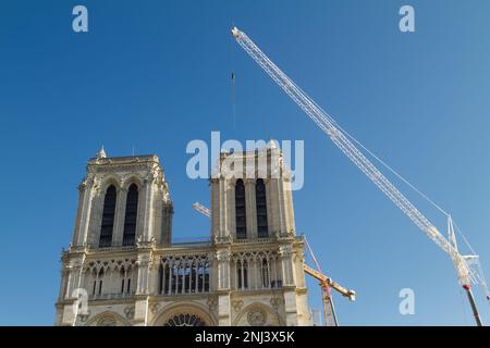 Kathedrale Notre Dame, Umgeben Von Kranen Während Der Renovierungsarbeiten Nach Dem Feuer Von 2019, Paris Frankreich Stockfoto