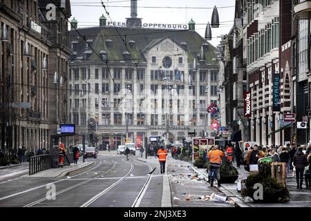 AMSTERDAM - Müllsammler räumen das Zentrum von Amsterdam auf, nachdem niederländische Gemeinden und Gewerkschaften eine grundsätzliche Vereinbarung über einen neuen Tarifvertrag für kommunale Mitarbeiter getroffen haben. Im Stadtzentrum von Amsterdam nahm die Menge an Müll auf den Straßen während des Streiks zu und Berge von Müllsäcken entstanden. ANP RAMON VAN FLYMEN niederlande raus - belgien raus Stockfoto