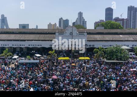 Colombo, Sri Lanka. 22. Februar 2023. Die Gewerkschaft protestierte vor dem Bahnhof von Fort gegen die neue Einkommensteuerpolitik der Regierung. (Foto: ISURA Nimantha/Pacific Press) Kredit: Pacific Press Media Production Corp./Alamy Live News Stockfoto