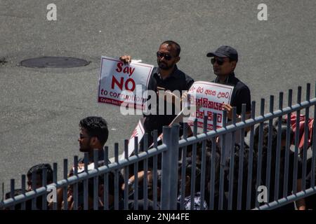 Colombo, Sri Lanka. 22. Februar 2023. Die Gewerkschaft protestierte vor dem Bahnhof von Fort gegen die neue Einkommensteuerpolitik der Regierung. (Foto: ISURA Nimantha/Pacific Press) Kredit: Pacific Press Media Production Corp./Alamy Live News Stockfoto