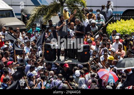 Colombo, Sri Lanka. 22. Februar 2023. Die Gewerkschaft protestierte vor dem Bahnhof von Fort gegen die neue Einkommensteuerpolitik der Regierung. (Foto: ISURA Nimantha/Pacific Press) Kredit: Pacific Press Media Production Corp./Alamy Live News Stockfoto