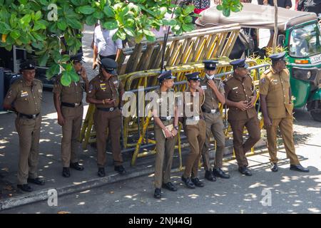 Colombo, Sri Lanka. 22. Februar 2023. Die Gewerkschaft protestierte vor dem Bahnhof von Fort gegen die neue Einkommensteuerpolitik der Regierung. (Foto: ISURA Nimantha/Pacific Press) Kredit: Pacific Press Media Production Corp./Alamy Live News Stockfoto