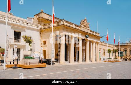 Ein Blick auf die Fassade des Hauptgardengebäudes am St. George Square in Valletta, Malta, an einem Sommertag Stockfoto