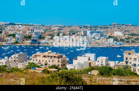 Ein Blick auf die St Pauls Bay in Malta, auch bekannt als San Pawl il-Bahar in maltesischer Sprache, an einem Sommertag Stockfoto