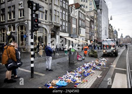 AMSTERDAM - Müllsammler räumen das Zentrum von Amsterdam auf, nachdem niederländische Gemeinden und Gewerkschaften eine grundsätzliche Vereinbarung über einen neuen Tarifvertrag für kommunale Mitarbeiter getroffen haben. Im Stadtzentrum von Amsterdam nahm die Menge an Müll auf den Straßen während des Streiks zu und Berge von Müllsäcken entstanden. ANP RAMON VAN FLYMEN niederlande raus - belgien raus Stockfoto