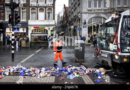 AMSTERDAM - Müllsammler räumen das Zentrum von Amsterdam auf, nachdem niederländische Gemeinden und Gewerkschaften eine grundsätzliche Vereinbarung über einen neuen Tarifvertrag für kommunale Mitarbeiter getroffen haben. Im Stadtzentrum von Amsterdam nahm die Menge an Müll auf den Straßen während des Streiks zu und Berge von Müllsäcken entstanden. ANP RAMON VAN FLYMEN niederlande raus - belgien raus Stockfoto