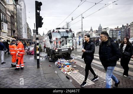 AMSTERDAM - Müllsammler räumen das Zentrum von Amsterdam auf, nachdem niederländische Gemeinden und Gewerkschaften eine grundsätzliche Vereinbarung über einen neuen Tarifvertrag für kommunale Mitarbeiter getroffen haben. Im Stadtzentrum von Amsterdam nahm die Menge an Müll auf den Straßen während des Streiks zu und Berge von Müllsäcken entstanden. ANP RAMON VAN FLYMEN niederlande raus - belgien raus Stockfoto