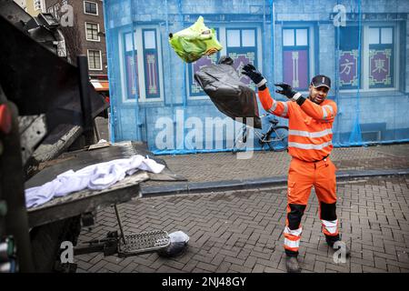 AMSTERDAM - Müllsammler räumen das Zentrum von Amsterdam auf, nachdem niederländische Gemeinden und Gewerkschaften eine grundsätzliche Vereinbarung über einen neuen Tarifvertrag für kommunale Mitarbeiter getroffen haben. Im Stadtzentrum von Amsterdam nahm die Menge an Müll auf den Straßen während des Streiks zu und Berge von Müllsäcken entstanden. ANP RAMON VAN FLYMEN niederlande raus - belgien raus Stockfoto