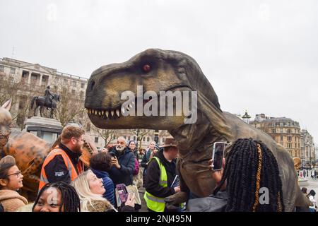 London, Großbritannien. 18. Februar 2023 Künstler in lebensechten Dinosaurierkostümen unterhalten die Massen am Trafalgar Square, während Jurassic Live seine West End Show im Adelphi Theatre startet. Stockfoto