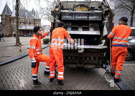 AMSTERDAM - Müllsammler räumen das Zentrum von Amsterdam auf, nachdem niederländische Gemeinden und Gewerkschaften eine grundsätzliche Vereinbarung über einen neuen Tarifvertrag für kommunale Mitarbeiter getroffen haben. Im Stadtzentrum von Amsterdam nahm die Menge an Müll auf den Straßen während des Streiks zu und Berge von Müllsäcken entstanden. ANP RAMON VAN FLYMEN niederlande raus - belgien raus Stockfoto