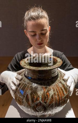 Bonhams, London, Großbritannien. 22. Februar 2023 Vorschau auf die Online-Auktion von Werken des Pottery Training Centre in Abuja, Nigeria. Ladi Kwali war ein Pionier der afrikanischen Keramik-Moderne und erhielt internationale Anerkennung durch Ausstellungen und praktische Demonstrationen, die hauptsächlich von Michael Cardew organisiert wurden, einschließlich Londoner Ausstellungen in den Berkeley Galleries in den Jahren 1958, 1959 und 1962. Bild: Asibi Ido, Wasserschiff, Steinzeug, geschätzte 4.000-6.000 Pfund. Kredit: Malcolm Park/Alamy Live News. Stockfoto